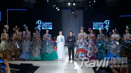 富安娜总设计师林国芳带领的设计师团队，富安娜家居品牌举办服装走秀却让人耳目一新。