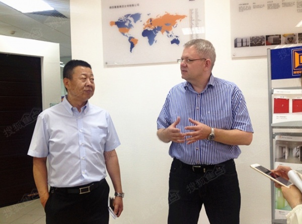 （右）霍曼中国总裁Dirk Fell先生和（左）副总裁刘新昌