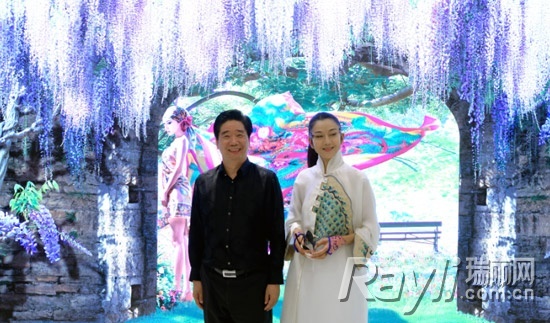 富安娜董事长林总（左）、知名舞蹈艺术家杨丽萍女士（右）