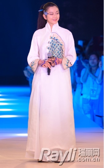 杨丽萍女士，一袭具有中国风的飘飘白裙，上演超凡脱俗之美。