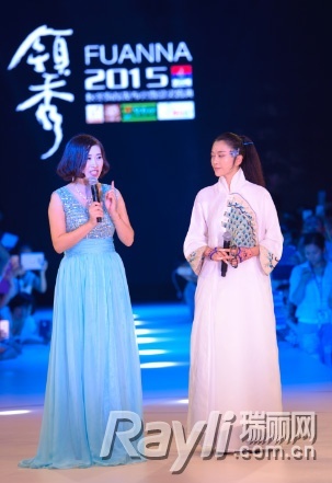 杨丽萍民族风白裙亮相富安娜的2015秋冬“领秀”新品发布会现场