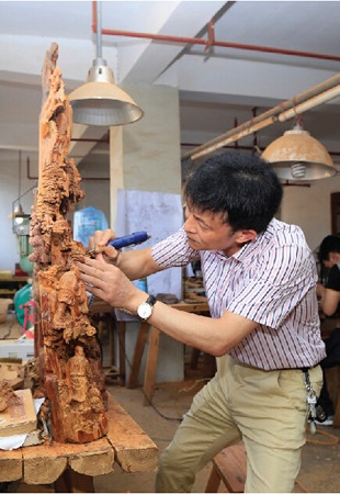 楼诚龙亲自为木雕工人点拨雕刻技艺