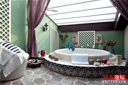 浴室运用不规则的大地色地砖、绿色墙体、拼花瓷砖、沙色马赛克，配以小石子、贝类、布艺、植物等，极展自然美感