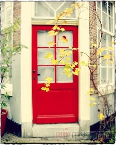光鲜亮丽彩色门装修 梦幻色彩照耀生活