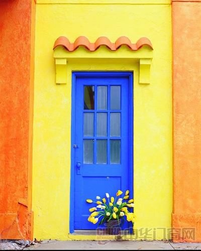 光鲜亮丽彩色门装修 梦幻色彩照耀生活