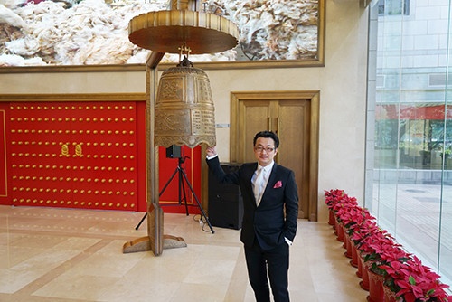 周涛先生进行挂牌敲钟仪式，宣告利昂正式进入资本市场