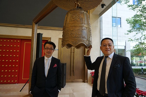 利昂设计股份总裁周涛先生（左），常务副总裁羽祖翔先生（右）在现场。