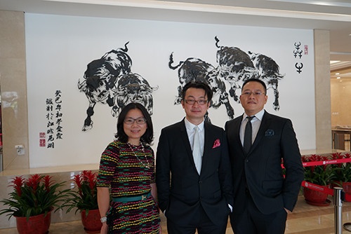 利昂设计股份总裁周涛先生（中），常务副总裁羽祖翔先生（右）、副总裁陈祖女士（左）出席了敲钟仪式。