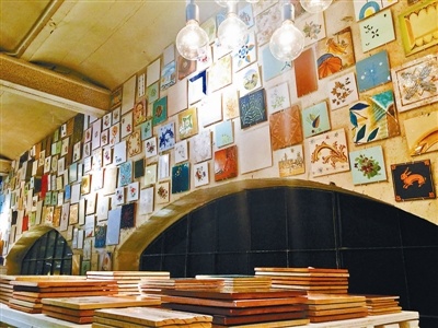 在布奇陶瓷博物馆中，一面布满了花砖瓷片的展示墙诉说着IMOLA陶瓷的百年历史