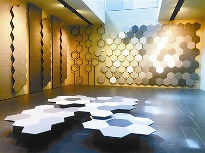 现代展厅里展示着销往全球的瓷砖，图为备受消费者喜爱的“雕刻时光”系列