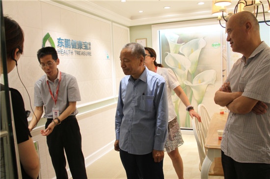 2、俞梦孙院士（右三）参观健康宝展馆
