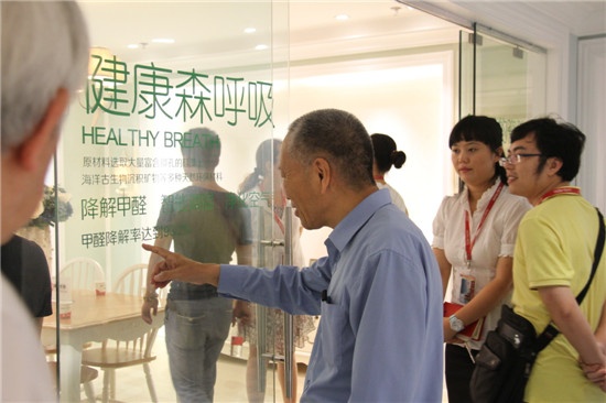 3、俞梦孙院士（右三）参观健康宝展馆