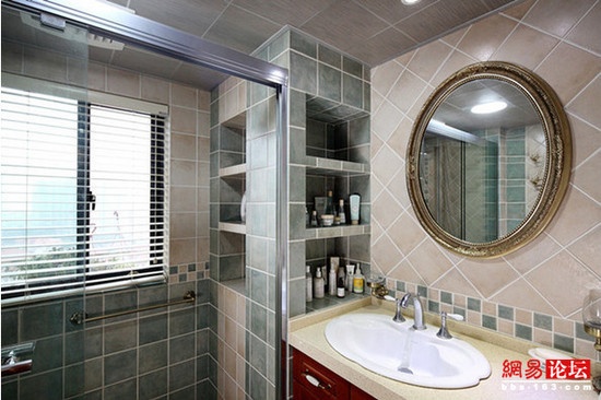 浴室墙砖采用冷色调，清凉感油然而生