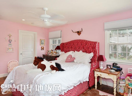 红粉卧室木地板图片