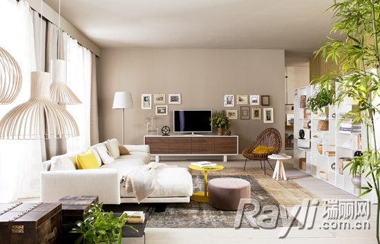 客厅：柠檬色+绿植+木色的客厅布置