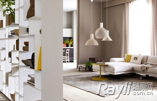 白色沙发和镂空木质吊灯的完美搭配