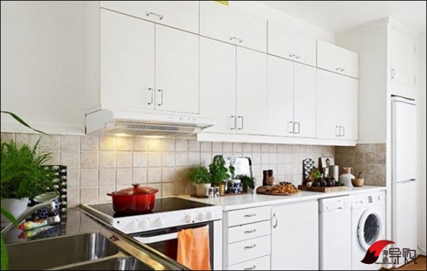 以白色为主色调的厨房，显得干净利落。巧妙的布局，将每一寸空间利用到极致。