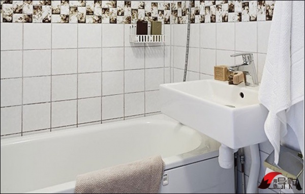 珍珠白浴室，纯净大方。白色还有扩大空间感的作用，一点也不觉得狭窄。