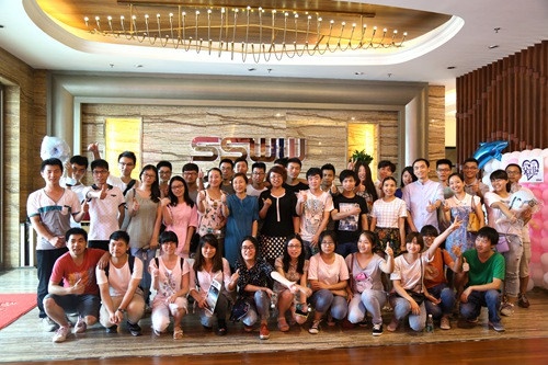 江汉大学师生与省工业设计协会、浪鲸企业代表合影