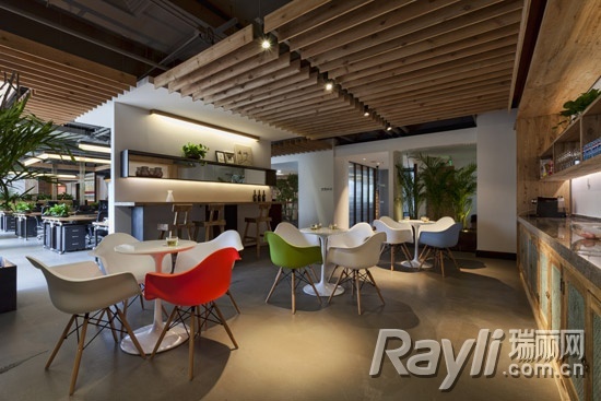 办公室“旧木”元素，以彩色拼接的方式增加空间的灵性和活力。