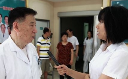 记者采访蓝十字脑科医院院长唐镇生