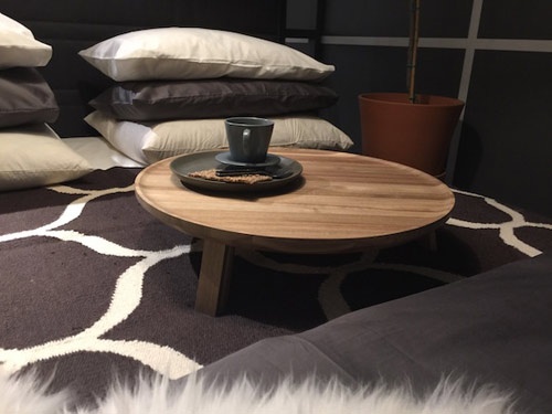 木制的小桌子在质感和房间温馨氛围的营造上显然更具优势