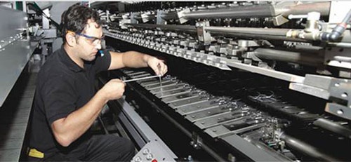 工作人员在调整600万瑞士进口的弹簧机