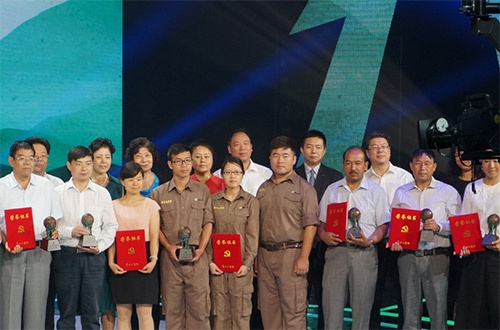 大自然床垫总经理李渝黔和中国生态英雄亲切合影