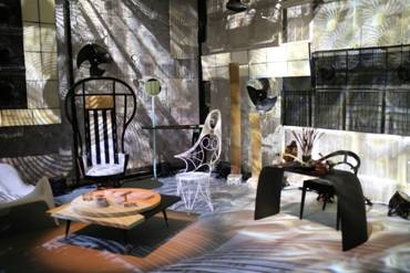 光影律动舞台：黑与白的组合，无处不在的直线与曲线，滤口与栅格等部件组成的外壳，在Zaha Hadid设计的望京SOHO映衬之下，组成一片片会呼吸的生命体。