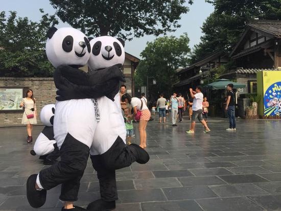 全友家居熊猫人宽窄巷子玩“快闪”