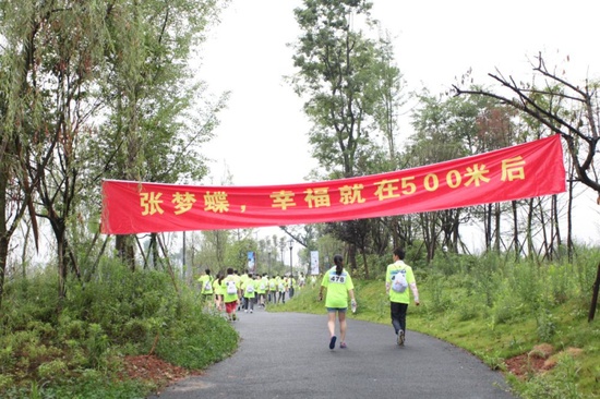 幸福快闪联手幸福跑 左右沙发家具展传递幸福