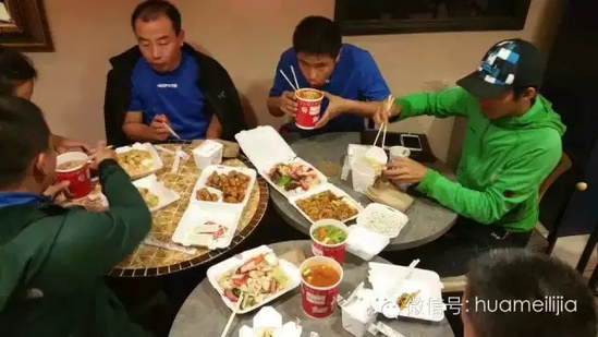 孙斌教练张罗队员的晚餐，不到半个小时，电话订的中餐已经摆在了桌上，大家大快朵颐。