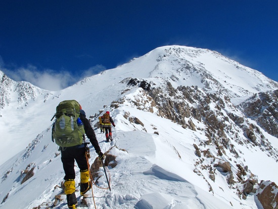“向上，不停步” 华耐登山队成功登顶北美之巅