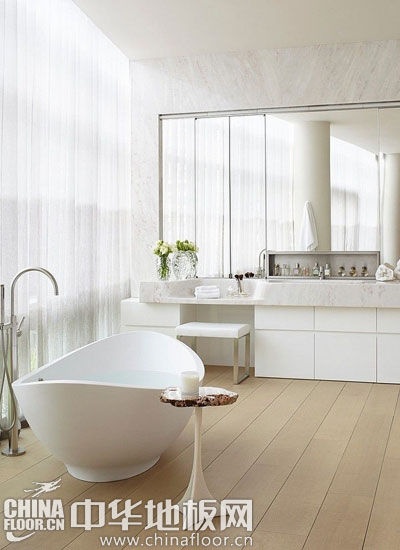 白色浴室宽板地板图片