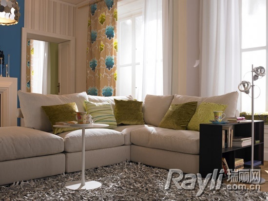 沙发区：蓝色墙面+淡色条纹墙纸+黄绿色靠垫