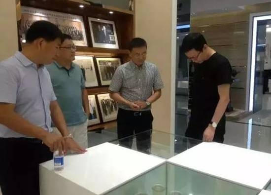▲杜菲尼总经理杨春先生与吴晓波先生一同参观公司展厅
