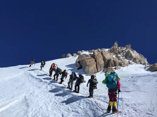 华耐家居集团登山队攀登麦金利峰
