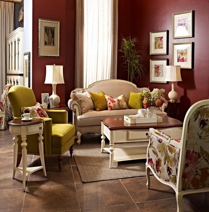 拉古纳布艺沙发的绿色与米雪尔花卉图腾沙发的红色虽为对比色
