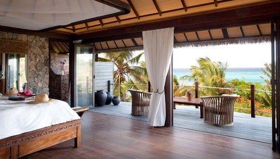 客房——专门设计的巴厘岛系列别墅洋溢着海岛风情，让你真正体验到面朝大海春暖花开的恣意。