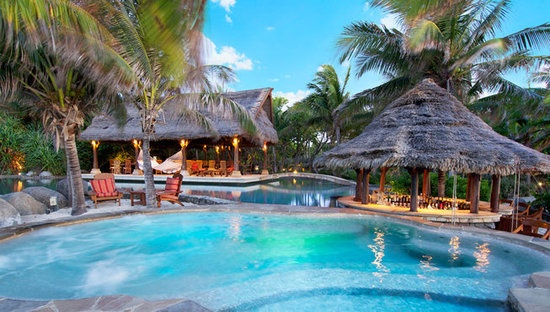 泳池——别墅中的无边泳池与海滩相连，让你恍惚觉得置身加勒比上的小巴厘。