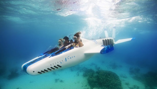 活动——专属于内克岛的仙女号三人潜水艇让您自由探索水底世界的奥秘。
