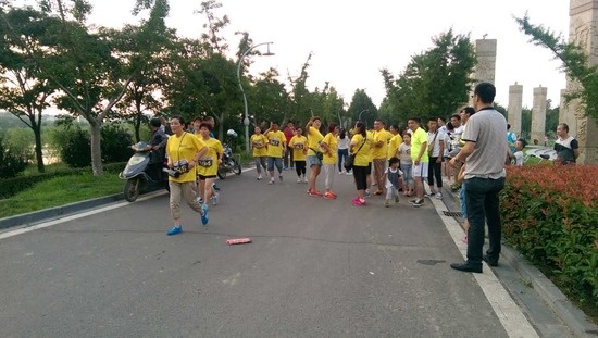 阜阳萨米特首届公益迷你马拉松鸣枪起跑