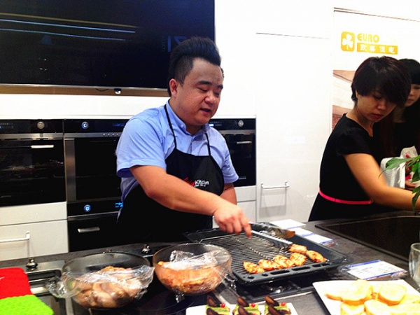 欧美佳店市场专员耿楠展示如何做出优质料理