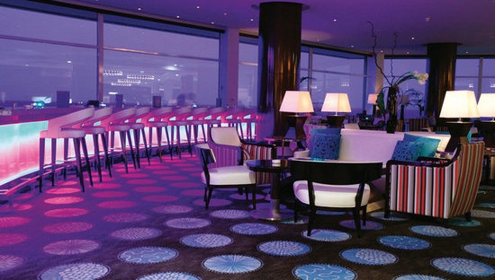 酒店酒吧，温馨、浪漫的装饰布局，提供现场音乐表演。