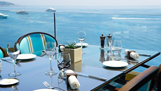 精致的搭配、装饰，用餐时同时可观赏到地中海的美景。