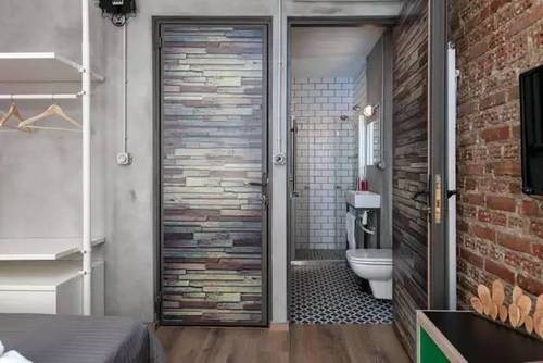 地板纹理的浴室门