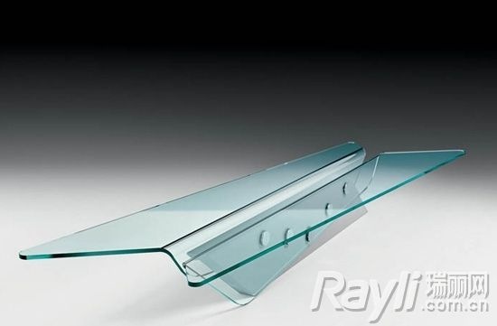 FIAM玻璃材质的茶几，造型如折叠纸飞机 