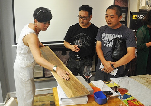 IMOLA陶瓷广州分公司总经理黄雄心向设计师讲解新品
