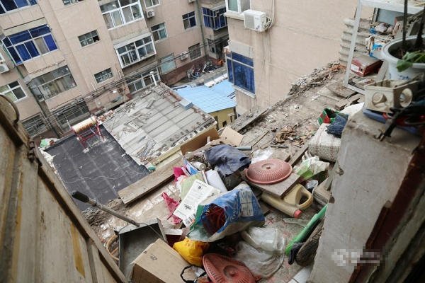 天上掉阳台 郑州两户居民家阳台“从天而降”