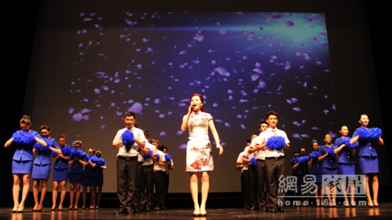 歌舞团的表演展示了简一大理石瓷砖深圳团队的文化内涵